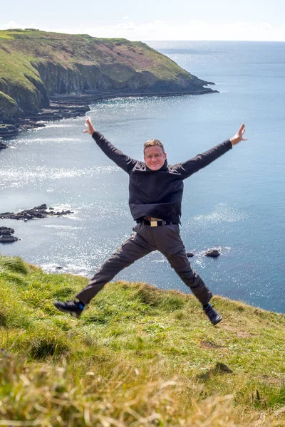 Man Jumping Cliffs Old Head Kinsale Cork Irlandia — Zdjęcie stockowe