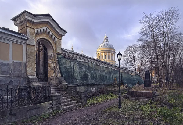 Op de begraafplaats van st. nicholas — Stockfoto