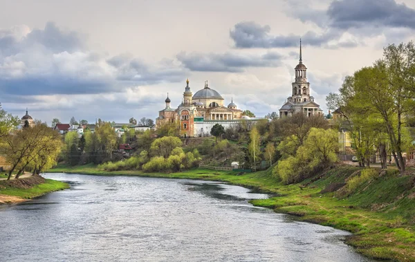 Nehirdeki manastır — Stok fotoğraf