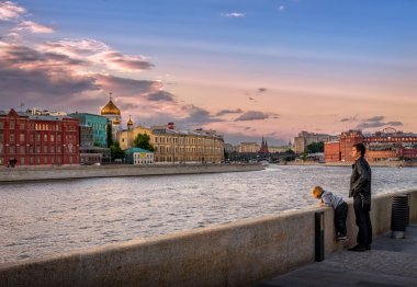 gün batımına karşı karşıya