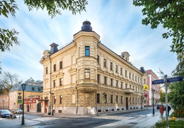 Moskova 'da Bolshoy Kharitonevsky Yolu ve Chaplygin Caddesi' nin kesiştiği yerde bir sonbahar günü ev.