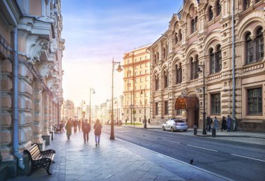 Moskova Ruhani Evi 'nin Moskova' daki Myasnitskaya Caddesi 'ndeki güneşli sonbahar manzarası.