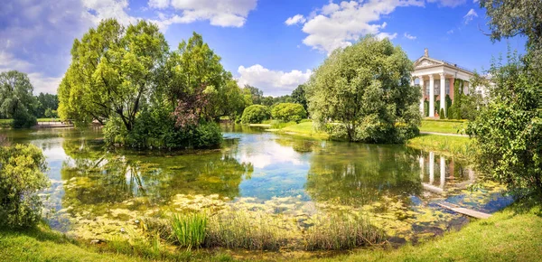 Dwór Ogrodzie Botanicznym Staw Terenie Vdnkh Moskwie Lato — Zdjęcie stockowe