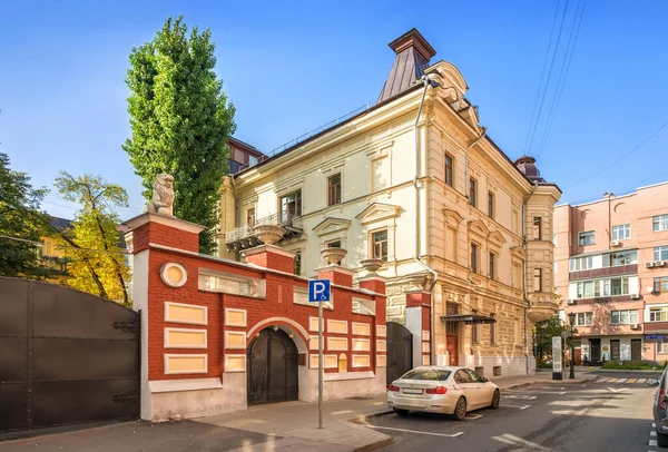 Moskova 'da Chaplygin caddesinde aslanlı bir ev.