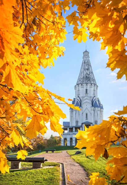 莫斯科科洛曼斯科耶公园的金秋树和阿森松教堂在秋日的阳光下建成的框架 — 图库照片