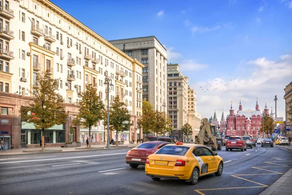 Táxi Amarelo Rua Tverskaya Moscou Outono — Fotografia de Stock