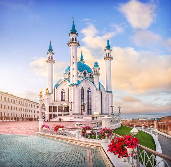 Мечеть Кул Шариф Казанском Кремле Красные Цветы Летом Солнечным Утром — стоковое фото