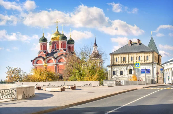 Mosco Varvarke街Znamensky修道院和Romanov教堂 — 图库照片