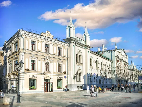 Κτίριο Του Τυπογραφείου Στην Οδό Nikolskaya Στη Μόσχα Ένα Ηλιόλουστο — Φωτογραφία Αρχείου