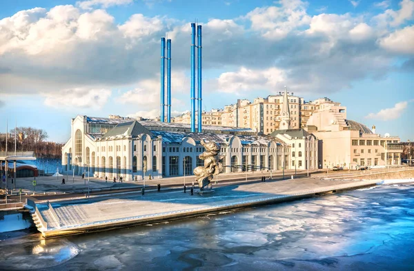 Byggnaden Vattenkraftverk Och Skulpturen Bolshaya Clay Bolotnaja Vall Moskva — Stockfoto