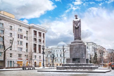 Moskova 'da bir kış günü Tverskoy Bulvarı' nda Timiryazev anıtı. Yazı: K. A. Timiryazev