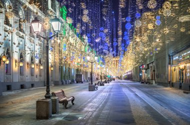 Moskova 'da Nikolskaya Caddesi' nde yeni yıl süslemeleri gece ışığında