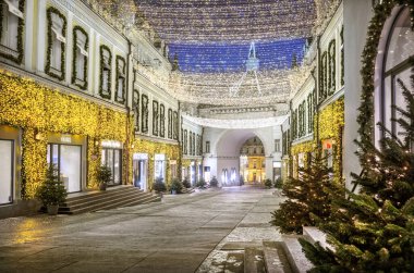 Tretyakovsky 'de yeni yıl süslemeleri Moskova' da gece ışığı altında