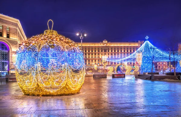 莫斯科Nikolskaya街和Lubyanskaya广场的圣诞装饰灯火通明 — 图库照片