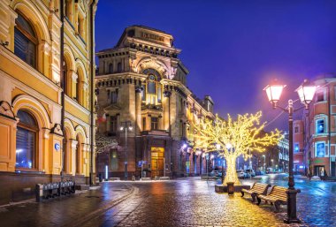 Moskova Uluslararası Bankası, Moskova 'daki Kuznetsky köprüsünde, gece ışıkları altında.