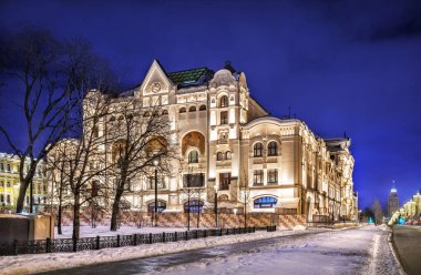 Moskova 'daki Politeknik Müzesi' nin gece ışığı altında inşa edilmesi.