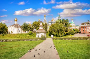 Sergiyev Posad 'da bir yaz gününde Trinity-Sergius Lavra