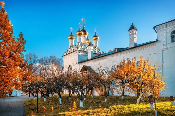 秋天的一天 Teryaevo的Joseph Volotsky修道院的Epiphany教堂 — 图库照片