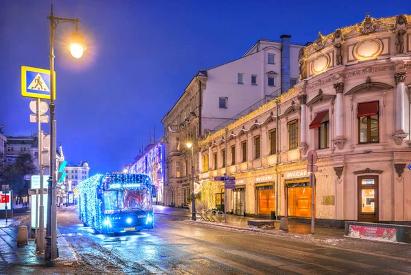 Nieuwjaarsbus Petrovka Straat Moskou Het Licht Van Het Nachtlicht — Stockfoto