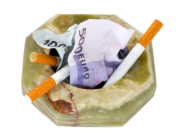 kül tablası ile sigara ve para