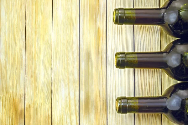Bottiglie di vino su doghe di legno sfondo — Foto Stock