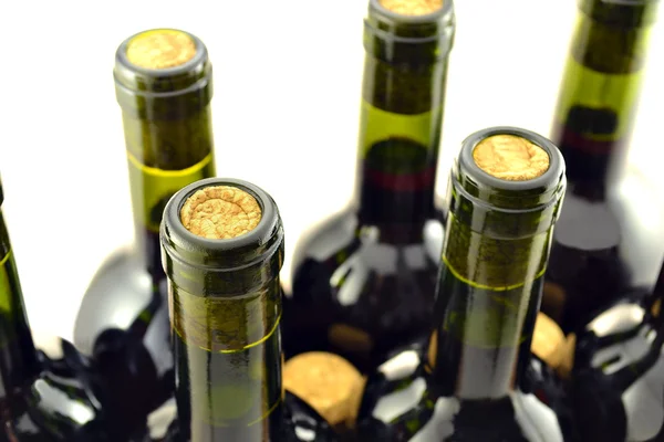 Garrafas de vinho em um fundo branco — Fotografia de Stock