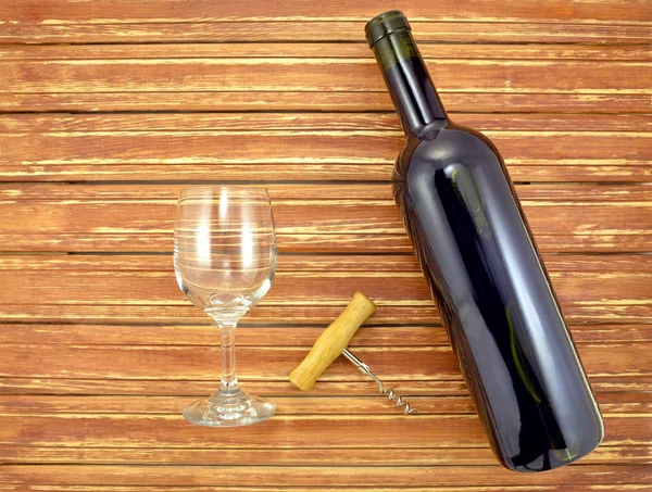 Bottiglia di vino e vetro su doghe di legno di sfondo — Foto Stock