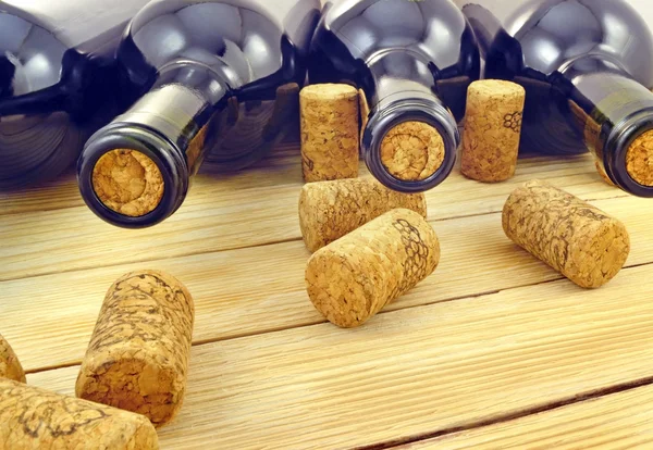 Garrafas de vinho no fundo ripas de madeira — Fotografia de Stock