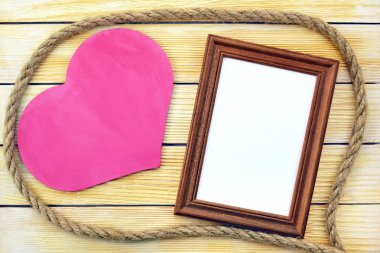 ahşap kurulları zemin üzerine kalp ve fotoğraf çerçevesi