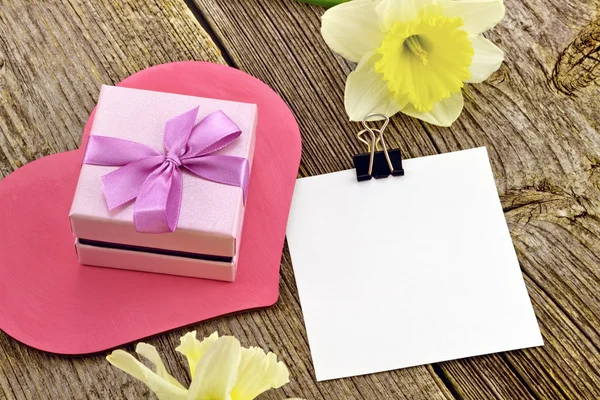 Gift of flowers and a note — Stock Photo, Image