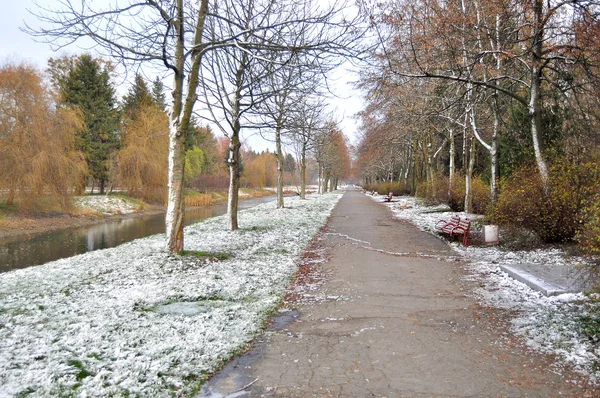 Winterpark für einen Spaziergang lizenzfreie Stockbilder