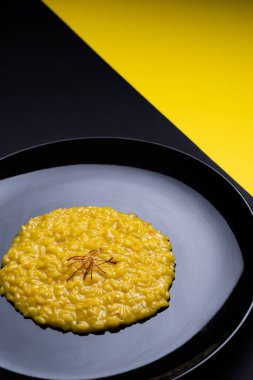 koyu arkaplanda safran risotto