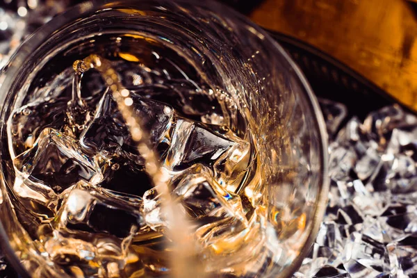 Closeup Amber Whiskey Glass Ice Cubes Splashing Fills — Fotografia de Stock