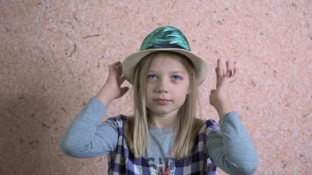 Vesel Pozitiv Fata Vârstă Școlară Încearcă Pălărie Vară Timp Merge — Videoclip de stoc