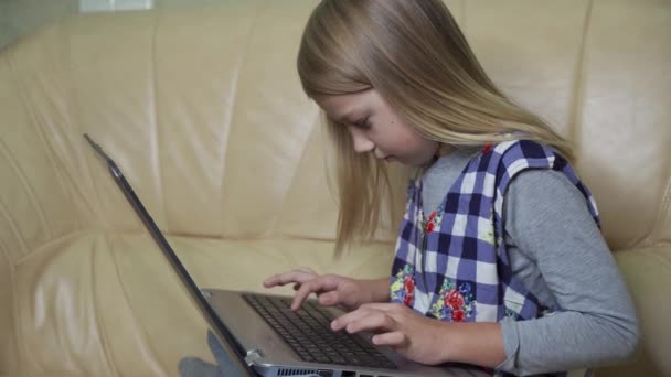 Una Chica Rubia Edad Escolar Está Escribiendo Portátil Correspondencia Mediante — Vídeos de Stock