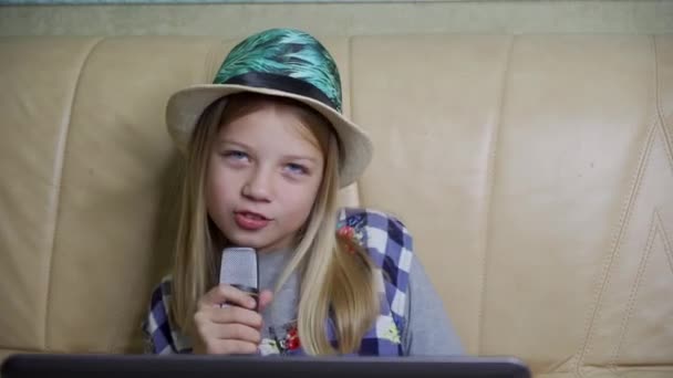 Giovane Ragazza Allegra Che Canta Microfono Casa Davanti Computer Portatile — Video Stock