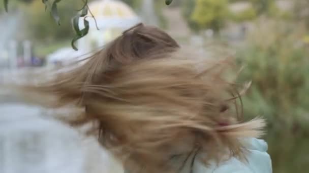 Ung Glad Flicka Skakar Gladeligen Huvudet Håret Flyger Olika Håll — Stockvideo