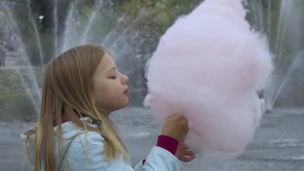 Νεαρό Κορίτσι Ξεκουράζεται Στο Πάρκο Τρώει Νόστιμα Μαλλί Της Γριάς — Αρχείο Βίντεο