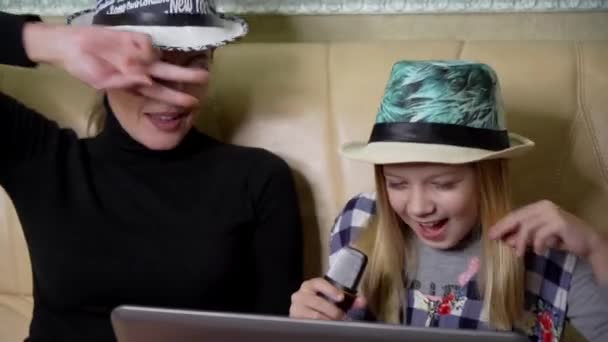 Deux Filles Âges Différents Chantent Karaoké Maison Ils Mettent Leurs — Video