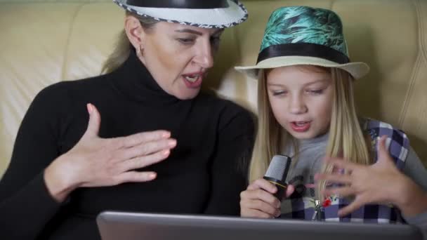 Fun Family Weekend Getaway Mom Daughter Emotionally Sing Karaoke While — Stock Video