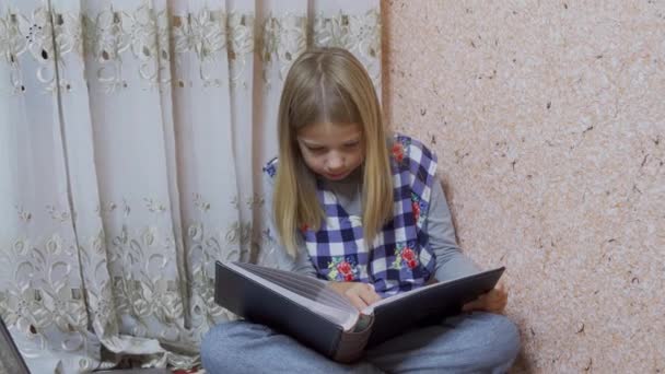 Genç Bir Kız Odasında Yerde Oturuyor Kitap Okuyor Dizüstü Bilgisayar — Stok video