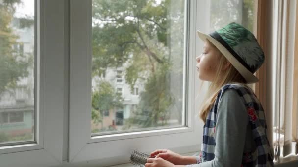 Ung Flicka Hemma Och Tittar Genom Fönstret Med Intresse Och — Stockvideo