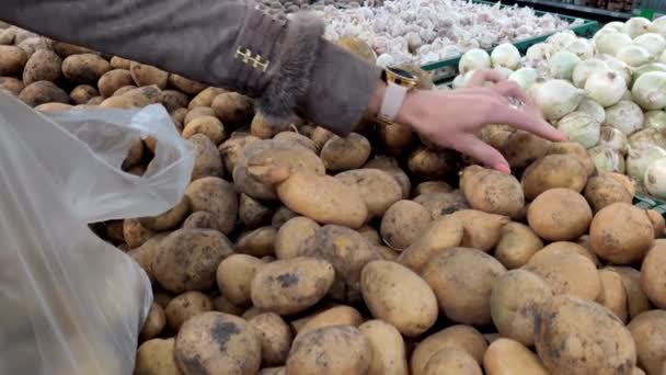 Ухоженная Рука Женщины Маникюром Украшениями Выбирает Картошку Супермаркете Покупка Овощей — стоковое видео