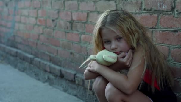 Portrait Lonely Frightened Girl Beautiful Messy Hair Sitting Her Toy — Stock Video