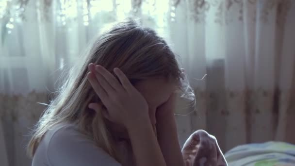 Ung Flicka Vaknar Morgonen Mot Bakgrund Ljus Från Fönstret Hon — Stockvideo