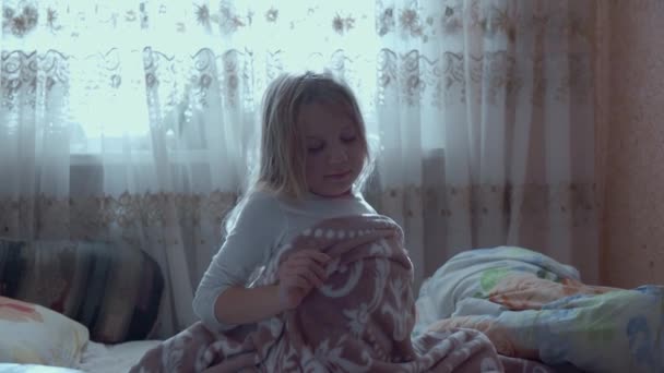 Slaperig Klein Meisje Zittend Haar Bed Ochtendzon Net Wakker Heeft — Stockvideo