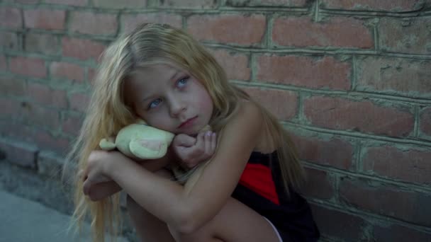 Fakir Bir Mahalleden Gelen Küçük Üzgün Bir Kız Tuğla Bir — Stok video