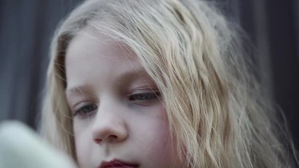 Smutny Wyraz Twarzy Małej Dziewczynki Siwymi Włosami Smutne Oczy Dziecka — Wideo stockowe