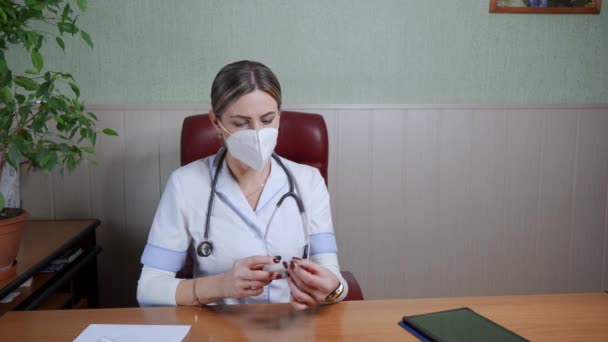 Fatiguée Travailler Dur Médecin Femme Enlève Son Masque Protection Essaie — Video