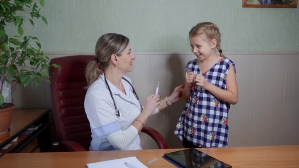 Una Dottoressa Con Camice Bianco Vaccina Una Ragazza Età Scolare — Video Stock